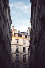 Esterno di edifici tradizionali sotto il cielo nuvoloso, Parigi, Francia — Foto stock