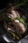 Сырые целые цыплята, готовые к жарке на сковороде с ингредиентами — стоковое фото
