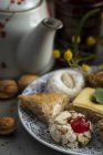 Dolci tipici marocchini con miele e mandorle su piatto con teiera — Foto stock