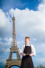 Cuisinière rousse avec uniforme à Paris — Photo de stock