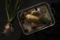 Сира ціла курка готова смажити на сковороді з інгредієнтами — стокове фото