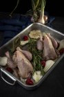 Сырые целые цыплята, готовые к жарке на сковороде с ингредиентами — стоковое фото