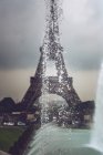 Fuentes de los jardines de Trocadero en el fondo de la Torre Eiffel, París, Francia - foto de stock