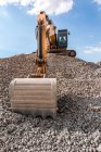 Terreni cava con macchinari industriali pesanti in cantiere — Foto stock