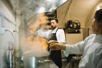 Cucinare facendo flambe in cucina ristorante — Foto stock