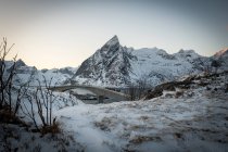 Pittoresca vista sulle montagne innevate in mare in inverno — Foto stock