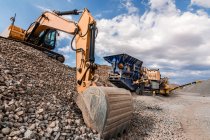 Terreni cava con macchinari industriali pesanti in cantiere — Foto stock
