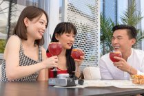 Азійці п'ють смачний напій. — стокове фото