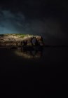 Арочний Скеля, розташована поблизу спокійне море вночі в природі, Астурія, Іспанія — стокове фото