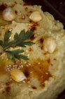 Gros plan de l'humus de pois chiche maison garni de persil — Photo de stock