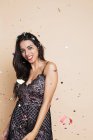 Ritratto di giovane donna felice in abito festivo con stelle filanti — Foto stock