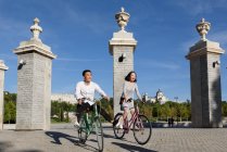 Allegro asiatico people riding bicycles in park — Foto stock