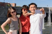 Asiatische Touristen machen Selfie in Brunnennähe — Stockfoto