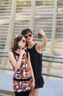 Asiatische Frauen machen Selfie in der Nähe von Zaun — Stockfoto