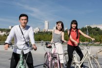 Gente asiática con bicicletas - foto de stock