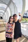 Asiatische Frauen machen Selfie in der Nähe von Zaun — Stockfoto