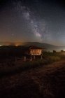 Small hut in countryside under magnificent starry sky, Asturias, Spain — Stock Photo