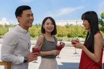 Азиаты пьют вкусный напиток — стоковое фото