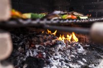 Primo piano dell'uomo mano facendo barbecue con verdure e carne — Foto stock