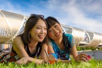 Donne asiatiche sdraiate sull'erba del parco — Foto stock