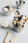Ванильное мороженое с шоколадом и вафлями в маленьком ведре на белом столе — стоковое фото