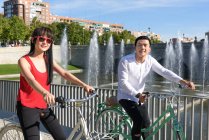Asiaten mit Fahrrädern — Stockfoto
