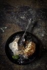 Torrada francesa com sorvete de baunilha, canela e hortelã em prato preto — Fotografia de Stock