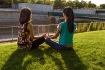 Азиатские женщины медитируют в парке — стоковое фото