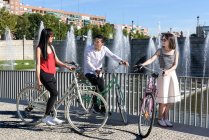 Gente asiática con bicicletas - foto de stock