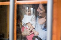 Glückliche Frau mit Säuglingswaschsalat — Stockfoto