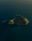 Piccola isola in mezzo al mare blu — Foto stock