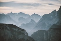 Nuages sur une magnifique crête de montagne — Photo de stock