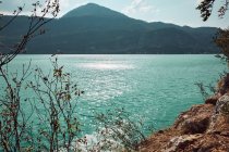 Удивительный вид на удивительное озеро с чистой водой у горного берега в солнечный день в Австрии — стоковое фото
