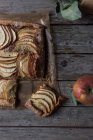 Hausgemachter Apfelkuchen auf schäbigem Holztisch — Stockfoto