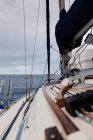 Dettaglio della barca a vela in alto mare sotto cielo nuvoloso — Foto stock
