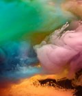На фоне ярких разноцветных облаков дыма — стоковое фото