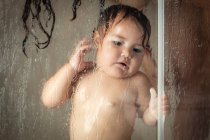 Веселая мать с ребенком принимает душ — стоковое фото