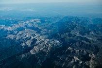 Вид с высоты птичьего полета на ландшафт с множеством гор — стоковое фото