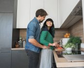 Весела пара готує на кухні разом — стокове фото