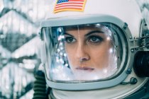 Mulher bonita posa vestida de astronauta. — Fotografia de Stock