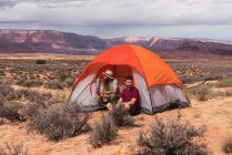 Путешественники в палатке в Гранд-Каньоне — стоковое фото