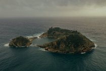 Маленький острів посеред блакитного моря — стокове фото
