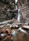 Cachoeira fluindo de penhasco alto — Fotografia de Stock