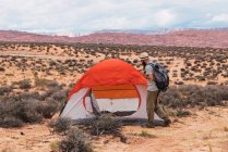 Bärtiger Wanderer auf dem Weg zum Zelt — Stockfoto
