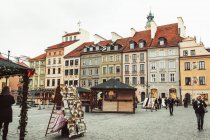 WARSAW, POLONIA - 27 DE NOVIEMBRE DE 2017: Mercado de Navidad en la Plaza del Mercado del casco antiguo de Varsovia, detalle de antiguas fachadas coloridas - foto de stock