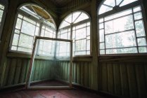 Окно рамы со стеклом рядом со стенами в светлой пустой комнате старого здания — стоковое фото