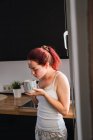 Mujer joven bebiendo café en la cocina - foto de stock
