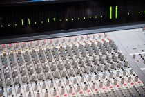 Крупный план выключателей на профессиональной аудиомикшерной доске в студии звукозаписи — стоковое фото