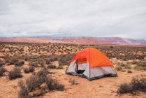 Tenda turistica vuota in piedi in mezzo al magnifico deserto nella giornata nuvolosa — Foto stock