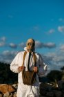 Homme avec masque de gaz lacrymogène et costume de scientifique blanc — Photo de stock